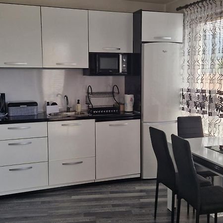 Black And White Apartment Karlovo Exteriör bild