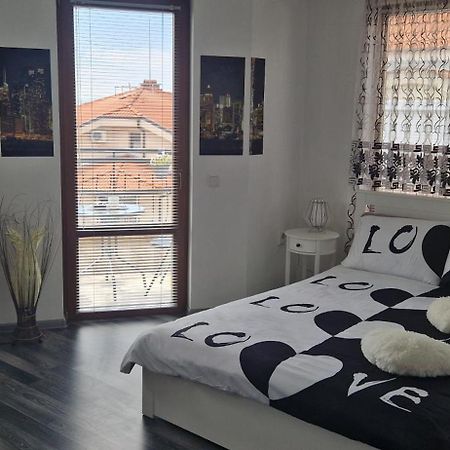 Black And White Apartment Karlovo Exteriör bild